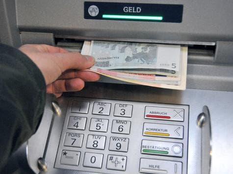 Prelievi bancomat non autorizzati e conto svuotato? È la banca che deve provare che la carta è stata utilizzata dal titolare.