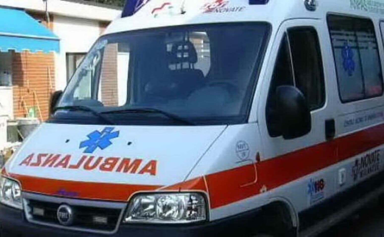 Malnate, intervento di un'ambulanza in via Novella