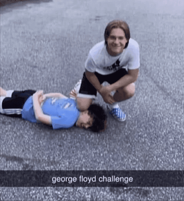 Sui social non c’è limite al peggio: l’hashtag GeorgeFloydChallenge per ricreare la morte di George Floyd e "per ridere".