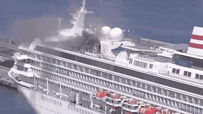 Giappone, nave da crociera in fiamme: le immagini dei soccorsi
