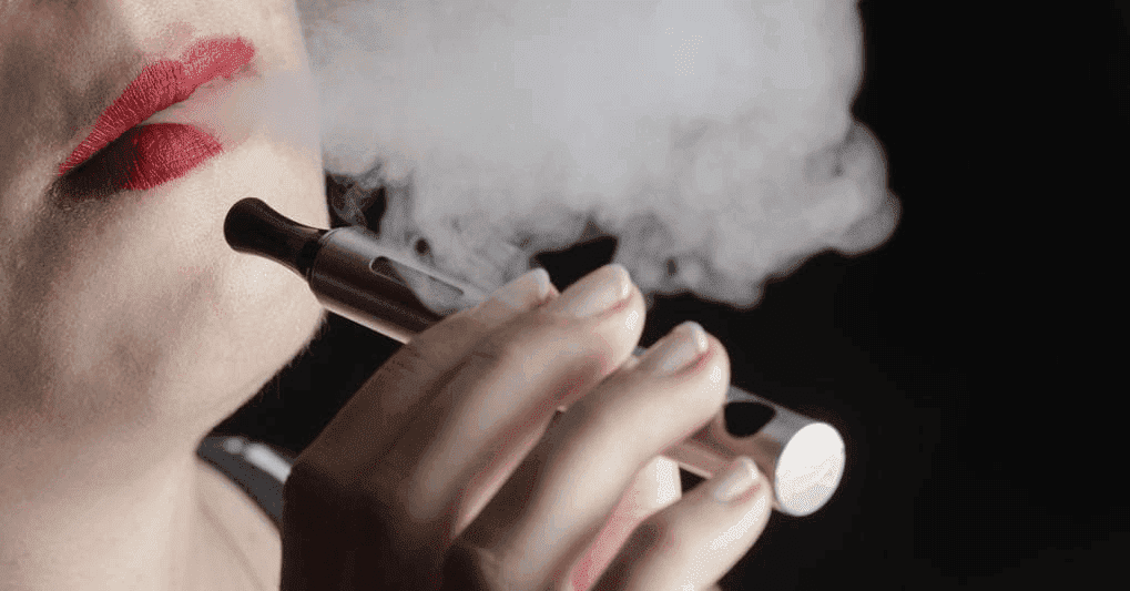 Nuovi studi “contro” la sigaretta elettronica: "Aumenta significativamente il rischio di problemi orali."