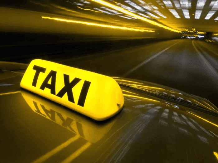 Servizio pubblico taxi di Lecce sprovvisto (da sempre) di autorizzazione all’accesso libero all’aeroporto del Salento e ZTL Comuni della Provincia