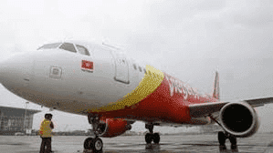 Vietnam, aereo finisce fuori pista durante l’atterraggio: salvi i passeggeri. Ancora incerte le cause