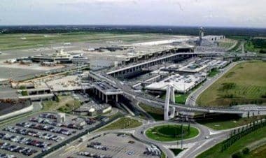 Malpensa, bimbo sul rullo dei bagagli