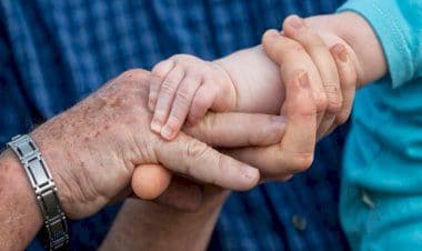 I nonni devono pagare il mantenimento ai nipoti se il genitore non versa l’assegno