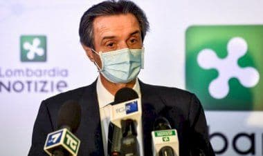 Vaccino anti-Covid, dal 19 aprile prenotazione per gli over 65