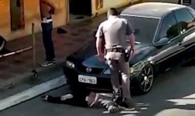 Il video del poliziotto che calpesta il collo della donna di colore provoca indignazione in Brasile