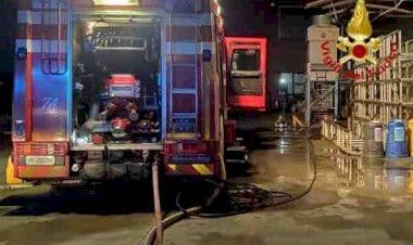 Caronno Pertusella, incendio in corso