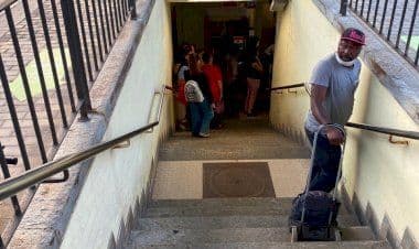 Disastro e litigi ritardo treni - Schiacciati come sardine alla faccia del Covid