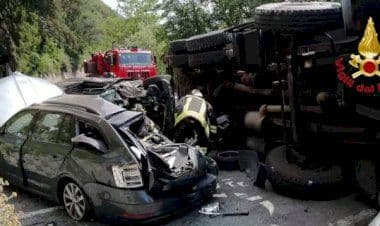 Valganna, camion si ribalta sulle auto