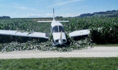 Aereo atterra in un campo di mais
