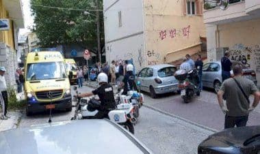 Uomo armato di ascia attacca i dipendenti all'interno di un ufficio delle imposte a Kozani in Grecia. Il video shock