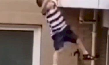 Miracolo in Cina, bimbo di 2 anni salvo dopo un volo da quattro piani – VIDEO