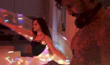 Fabrizio Corona in casa con la danzatrice del ventre