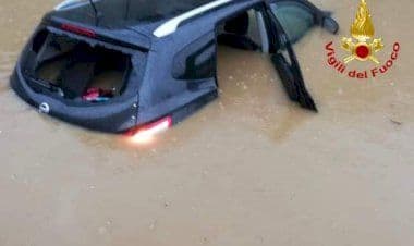 Gerenzano, auto sommersa dall'acqua