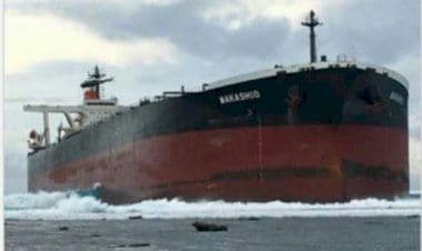 Nave finisce sulla barriera corallina di Mauritius. Si lotta per evitare il disastro - VIDEO
