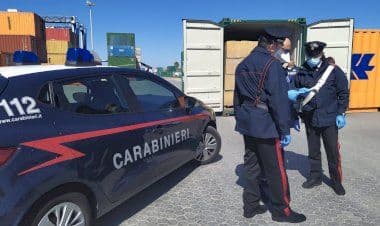 Saronno, arrestato 30enne per rapina con coltello in due negozi