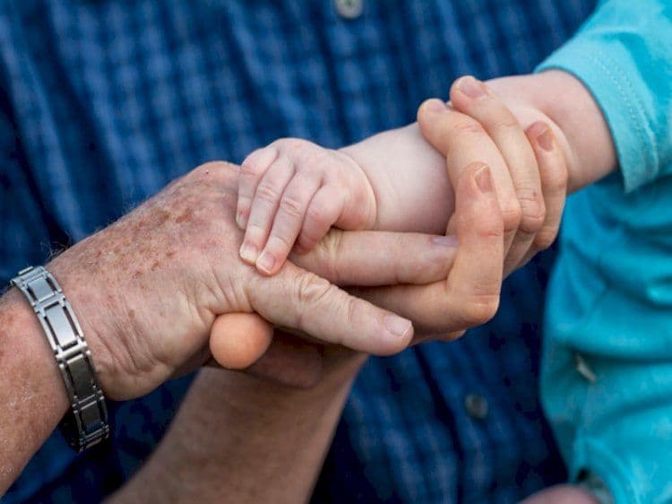 Casorate Sempione: i nonni possono prendere e accompagnare i nipoti
