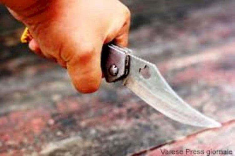 Varese, in possesso di un in possesso di un coltello a serramanico in piazza Repubblica