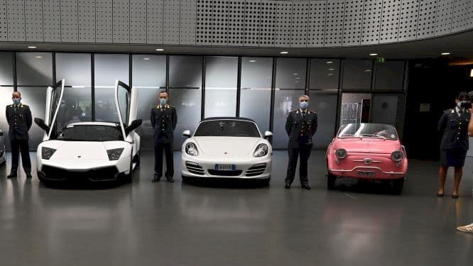 Maserati, Lamborghini, Porsche, Bentley e 8 Ferrari, sequestrate a Genova