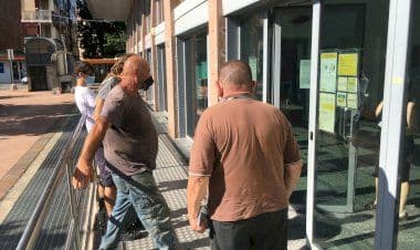 Poste Centrali di Busto Arsizio, negano fresco e sedia ad anziana signora.