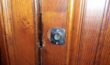 Gallarate: mentre era a passeggio gli svuotano la casa