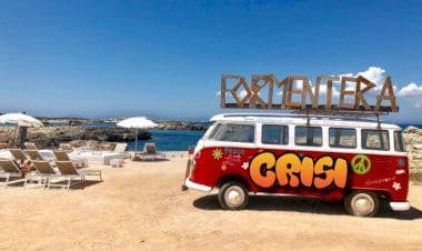 Formentera ormai dalle feste e gossip alla crisi