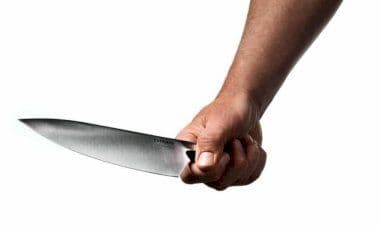 Varese: sequestra la convivente e minaccia gli agenti, arrestato