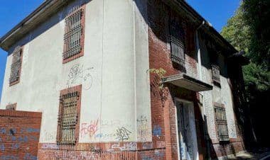 CASADEGLITALIANI. Somma, asfaltare va bene, ma ci sono ruderi da sistemare