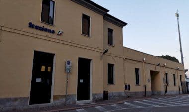 Somma, Stazione ferroviaria, chiuse sala d'aspetto e toilette