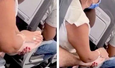 I peggiori comportamenti in aereo: passeggera massaggia il piede ad un altro.