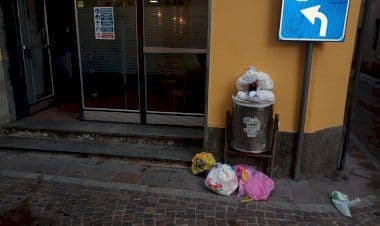 Somma, rifiuti in via Roma