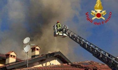 Bodio Lomnago, tetto in fiamme