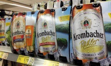 Birra con frammenti di vetro, il gravissimo allarme: ritirata una delle birre Krombacher