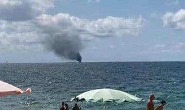 Barcone di migranti esplode al largo di Crotone.