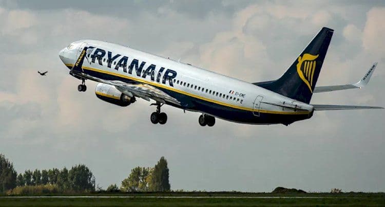 Psicosi da coronavirus: misure di biocontenimeto all'aeroporto di Catania per hostess volo Ryanair con febbre.