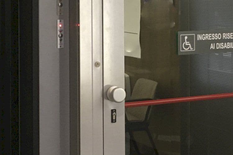 Persona disabile non riesce ad entrare in banca, a chi l'aiuta viene trattenuto il bancomat