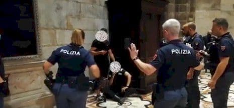 Milano, arrestato al Duomo l'egiziano che cercava di rubare alcolici a Malpensa