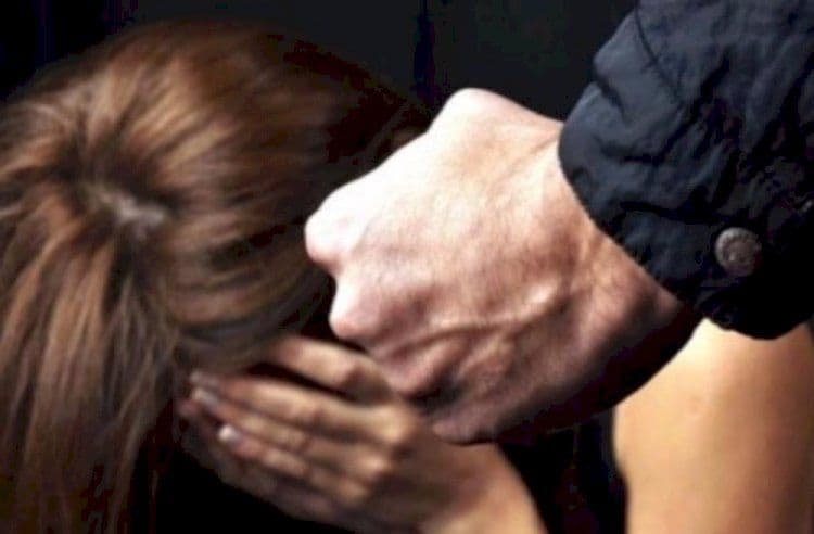 Bollate: Minaccia moglie e figlio e tenta di picchiarli, arrestato