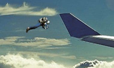Un uomo sfiora due aerei di linea a oltre 915 metri di quota volando con uno jet-pack.