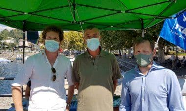 Laveno, Monti e Bianchi al gazebo della Lega per ascoltare i cittadini.