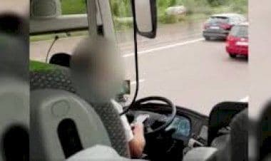 Ancora un autista di Flixbus con lo smartphone al volante - VIDEO