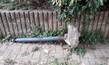 Somma, Chiesa di San Rocco, a fianco i paletti divelti