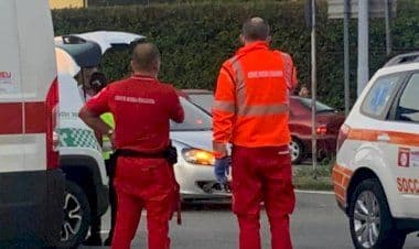 Gallarate: un’auto si ribalta sulla rotonda di largo Palmiro Togliatti