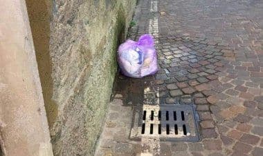 Casorate, abbandono rifiuti, qualcuno reagisce