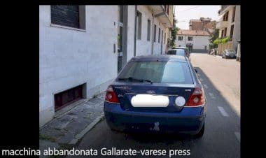 Gallarate, auto rumena abbandonata