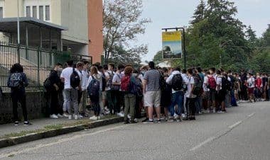 Varese, folla al liceo Ferraris