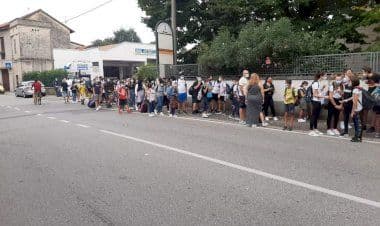 Gallarate, cancello chiuso, studenti per strada
