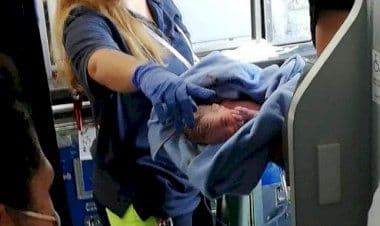 Partorisce in volo con lʼaiuto del personale: figlio volerà gratis a vita con la compagnia