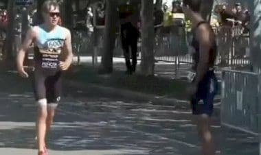 Fair play: rinuncia al podio sul traguardo.